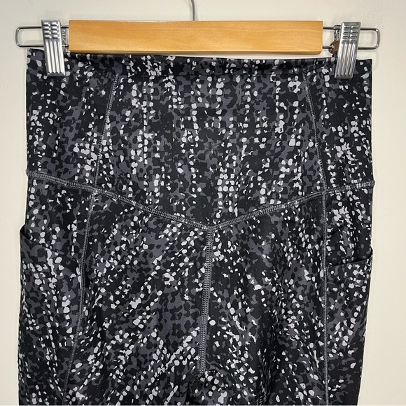 Athleta Salutation Stash Pocket Capri Printed 569824 Size Small - Picture 4 of 9